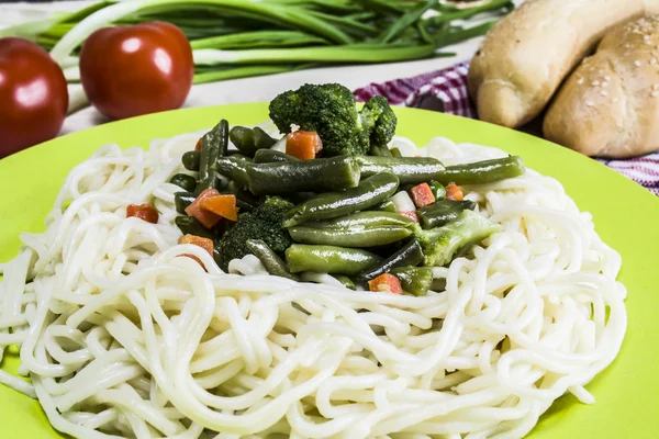 Macarrão com legumes cozidos, brócolis e feijão verde — Fotografia de Stock