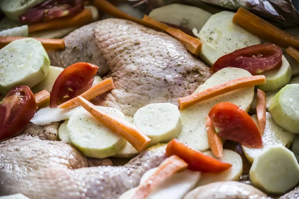 Chicken legs with vegetables — Stock Photo, Image