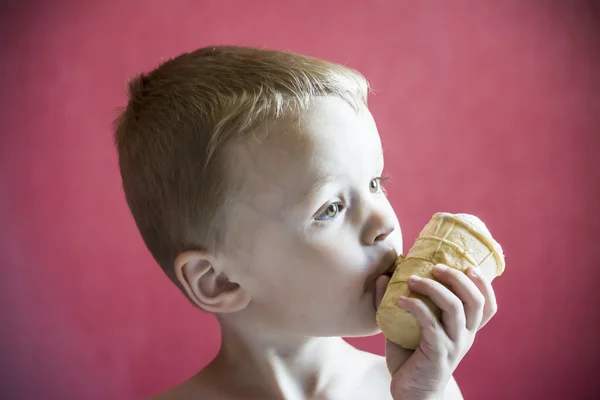 Niño comiendo helado — Foto de Stock