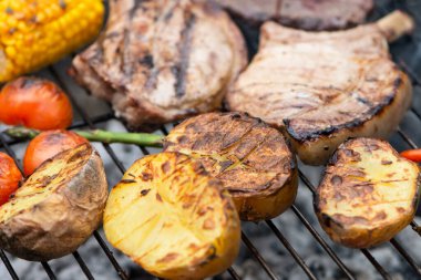 Izgarada sebzeli domuz bifteği ve patates pişirdim.