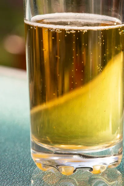 Склянка Світлого Пива Крупним Планом Бульбашками — стокове фото