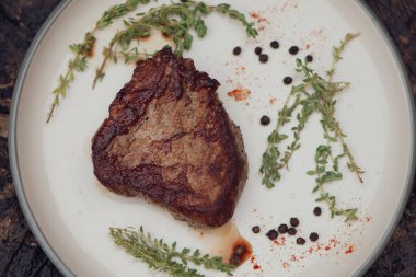 Baharatlı, biberli ve biberiyeli biftek.