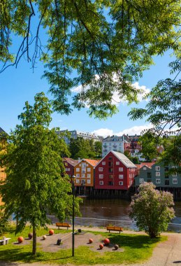 Tarihsel Eski Kereste Binaları (Norveççe: Gamle Bybro veya Bybroa) Trondheim 'daki Nidelva nehrinin üzerinde yer alır.. 