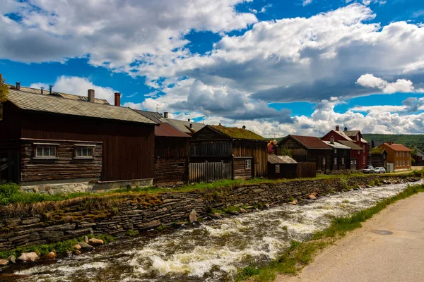 Norveç 'teki Roros madencilik kasabası. Eski Norveç kasabası. Geleneksel ahşap mimari