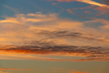 Gökyüzünde karanlık ve aydınlık parçaları olan renkli günbatımı arkaplanı