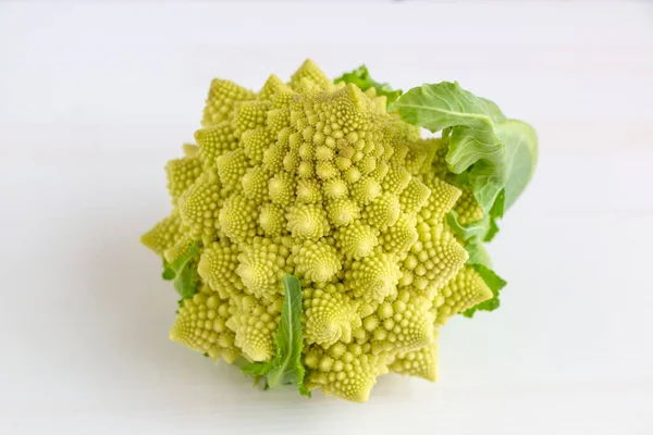 Lekker Romaans Broccoli Witte Houten Ondergrond Met Groene Bladeren — Stockfoto