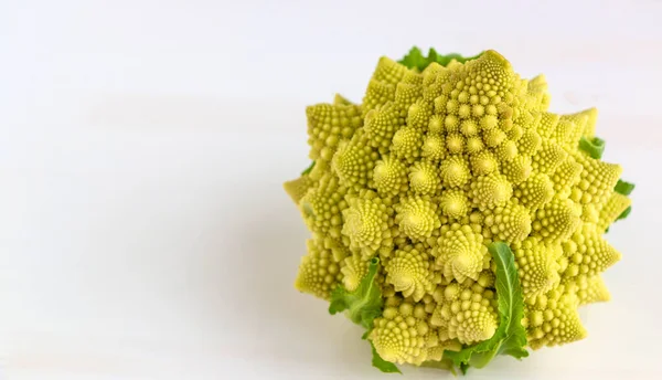 Savoureux Romanesco Brocoli Sur Fond Bois Blanc Avec Des Feuilles — Photo