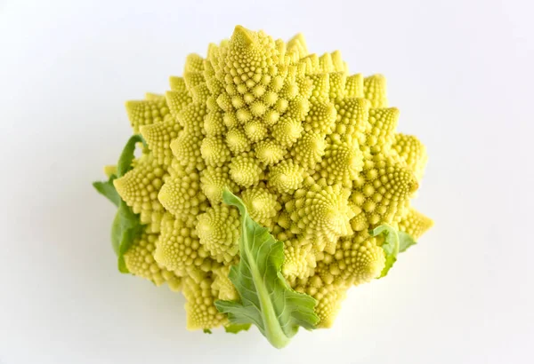 Νόστιμο Romanesco Μπρόκολο Πράσινα Φύλλα Λευκό Ξύλινο Φόντο — Φωτογραφία Αρχείου