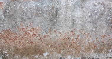 Eski gri ahşap arka planda eski tarz çatlaklar ve çizikler var.