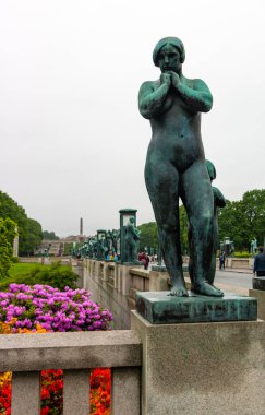 Norveç, Oslo 'daki Vigeland Heykel Parkı. Bronz kadın heykeli.