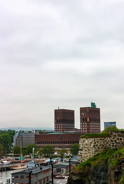 Akershus Kalesi 'nden Oslo Belediye Sarayı manzarası