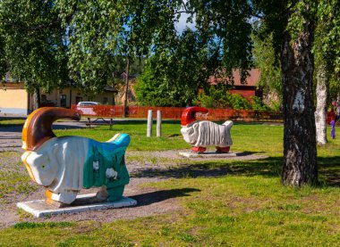 Çocuklar için küçük bir park. Çok renkli dağ keçileri heykelleriyle oynamaları için. Falun, İsveç.