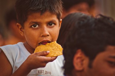 papadam sokakta yiyen çocuk