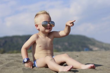 Sahilde küçük bir çocuk