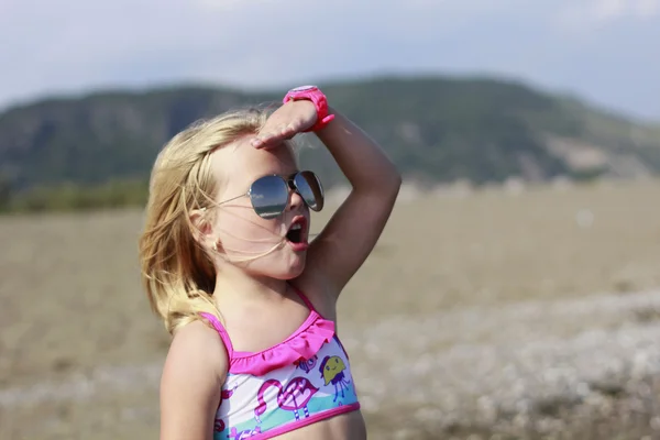 Uma menina na praia — Fotografia de Stock