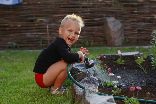 Jongen en de bloem — Stockfoto