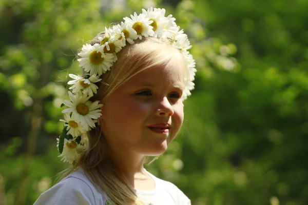 A girl and daisies — Stock Photo, Image