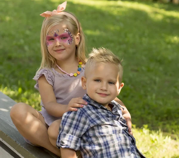 Een meisje met een jongen smilling — Stockfoto