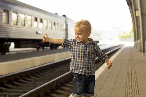 Jongen op het station — Stockfoto