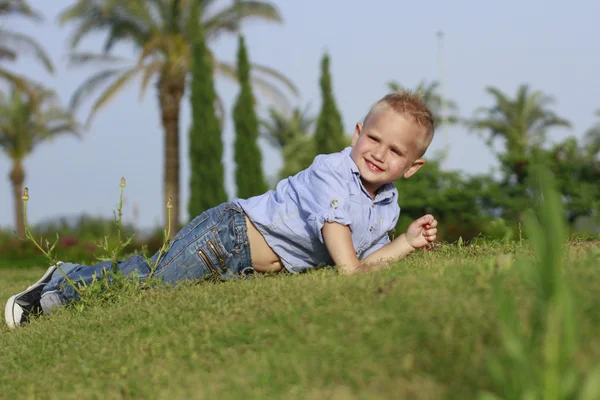 Rapaz a sorrir — Fotografia de Stock