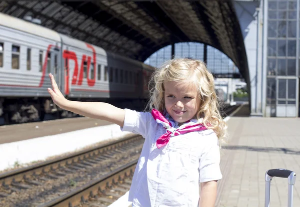Meisje op het treinstation — Stockfoto