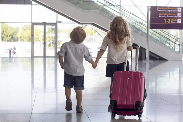 Chica en el aeropuerto — Foto de Stock