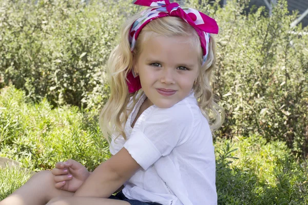 Girl sitting on the grass — Stock Photo, Image