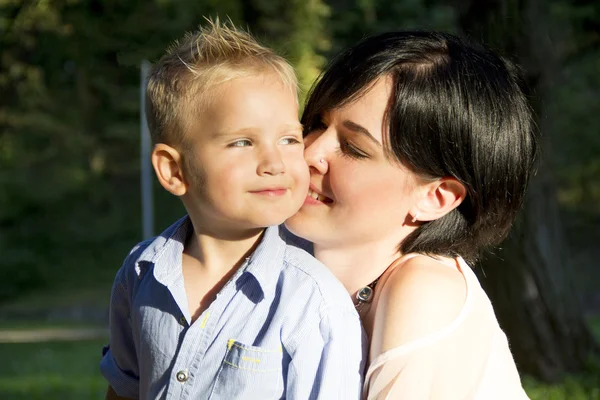 Moeder en zoon knuffelen — Stockfoto