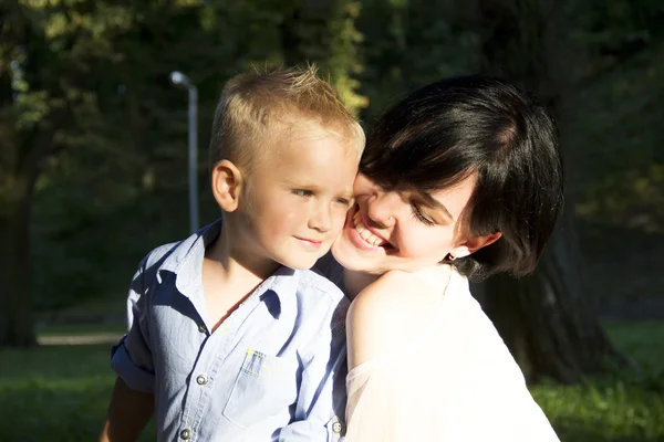 Fille avec un garçon câlin — Photo