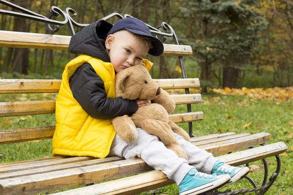 Liten pojke med en leksak i handen — Stockfoto