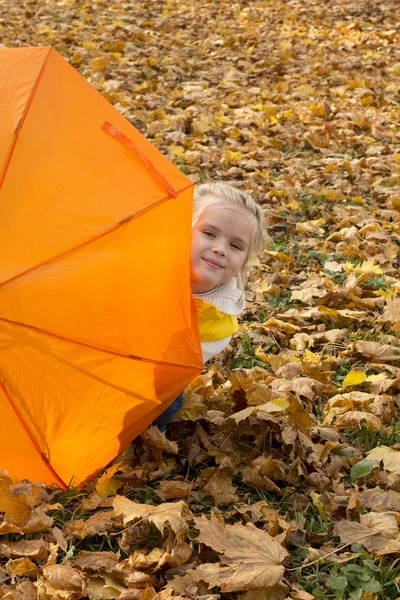 Schönes Mädchen versteckt sich unter einem Regenschirm — Stockfoto
