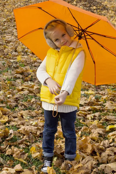 Schönes Mädchen versteckt sich unter einem Regenschirm — Stockfoto