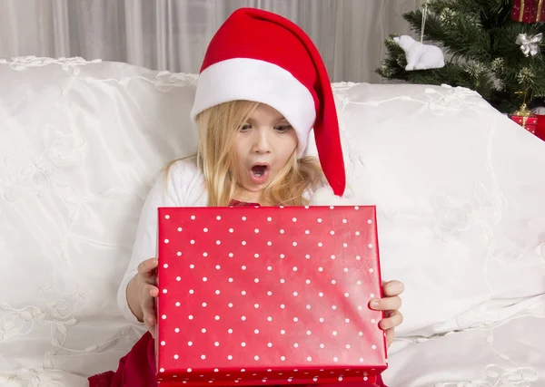 Κορίτσι, άνοιγμα χριστουγεννιάτικο δώρο — Φωτογραφία Αρχείου