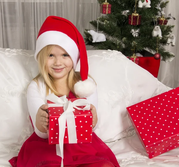 Girl opening Christmas gift — Stock Photo, Image