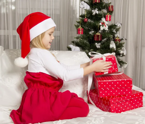 Girl opening Christmas gift — Stock Photo, Image