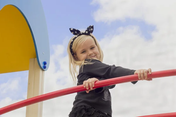 Menina bonita no parque infantil — Fotografia de Stock