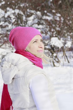 Kış güneşe bakarak pembe şapkalı kız