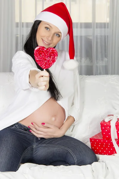 Schwangere mit Weihnachtsmütze — Stockfoto