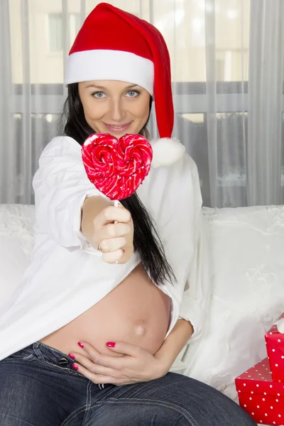 Donna incinta in cappello da Babbo Natale — Foto Stock