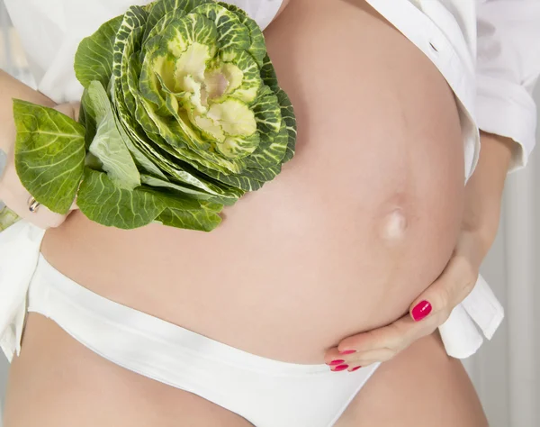 Donna incinta con cavolo cappuccio — Foto Stock
