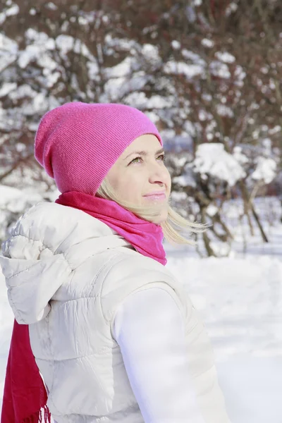 Menina de chapéu rosa olhando para o sol de inverno — Fotografia de Stock