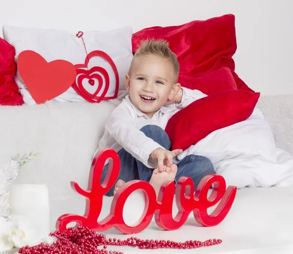 Lover boy glimlach in Valentijnsdag — Stockfoto