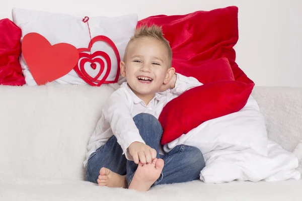 Lover boy glimlach in Valentijnsdag — Stockfoto