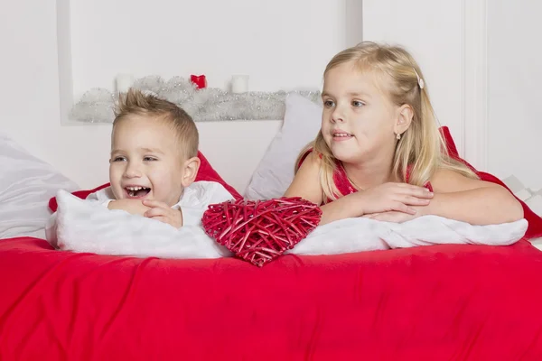 Schönes Mädchen mit einem lachenden Jungen — Stockfoto