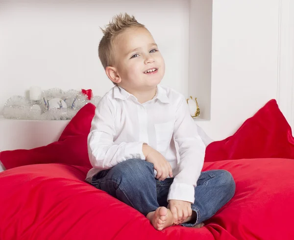 Menino bonito e elegante sorrindo — Fotografia de Stock