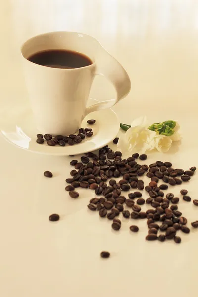 杯黑咖啡上白色飞碟 — 图库照片
