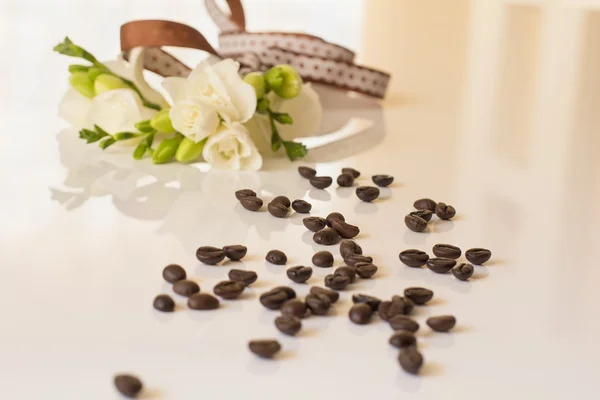 Scattered brown coffee beans on the table — Stock Photo, Image