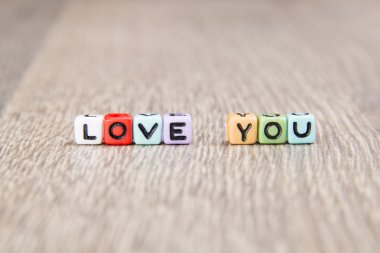 renkli küpler kelime aşk inşa