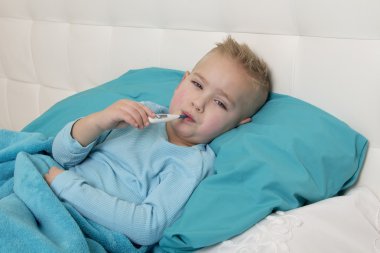 bir termometre ile küçük çocuk