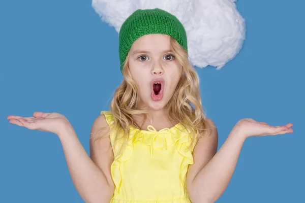 Meisje in een hoed maakt een gebaar van verrassing — Stockfoto